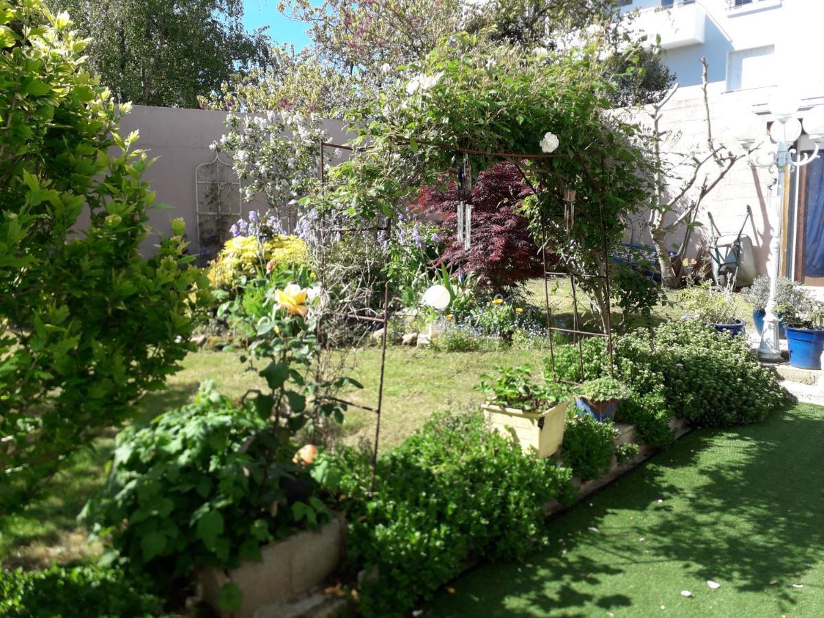 Le Jardin Fleuri Bed and Breakfast Saint-Nazaire  Exteriör bild